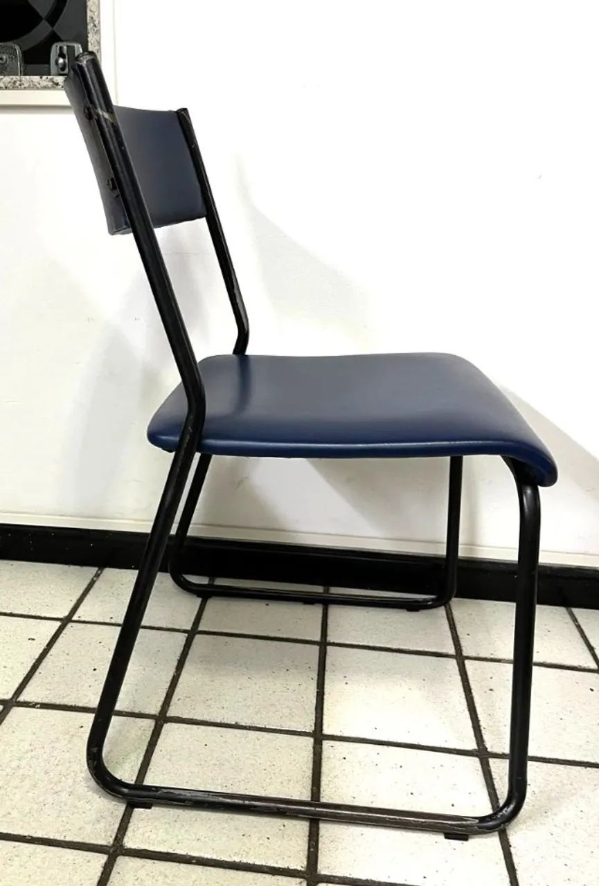 Cadeira de jantar ou escritório estofada, fixa e azul - Foto 2