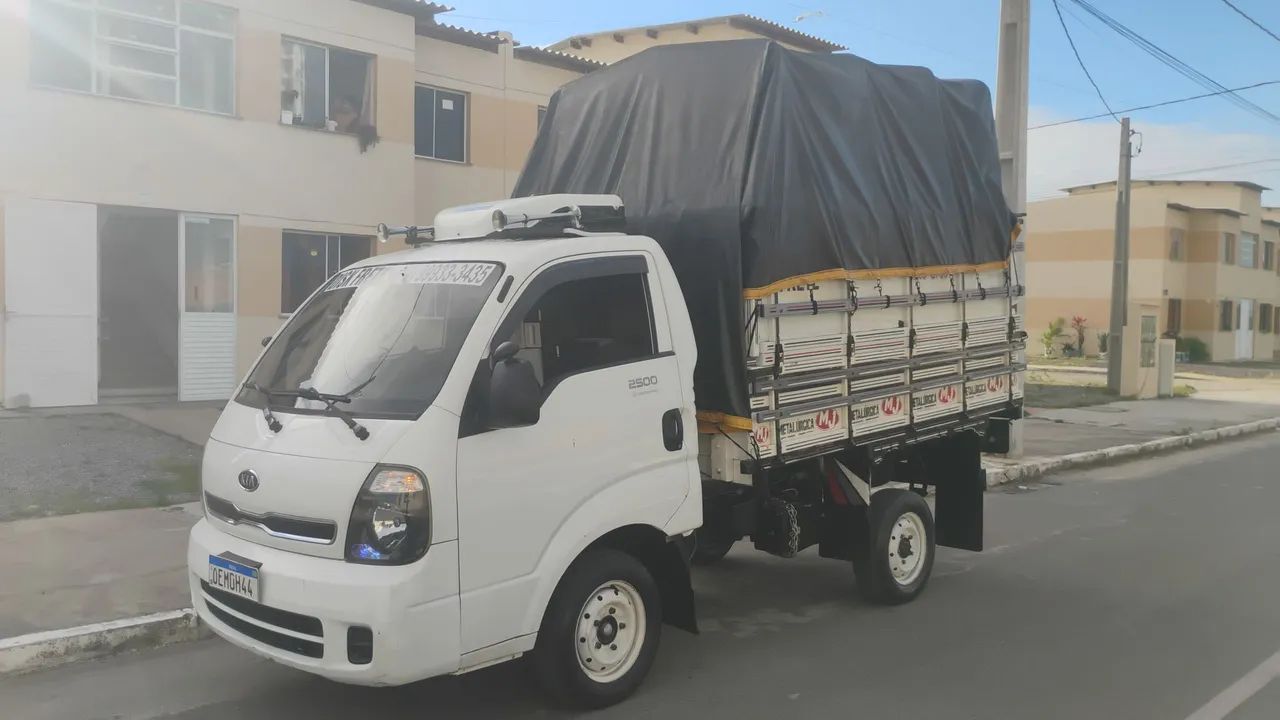 Frete e mudanças Caminhão Baú 
