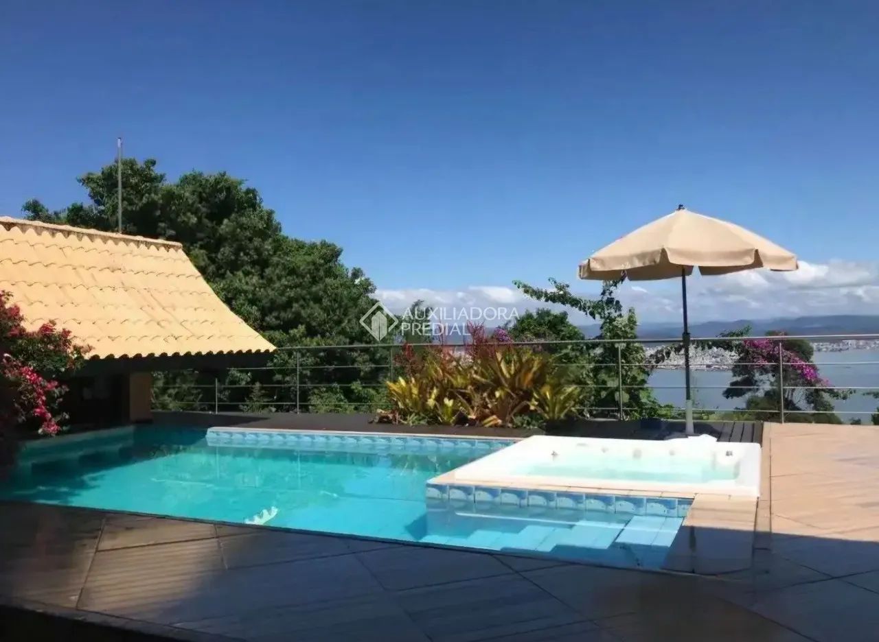 Casa residencial com 410m²! Possui excelente amplo espaço com 4 dormitórios sendo 1 suíte