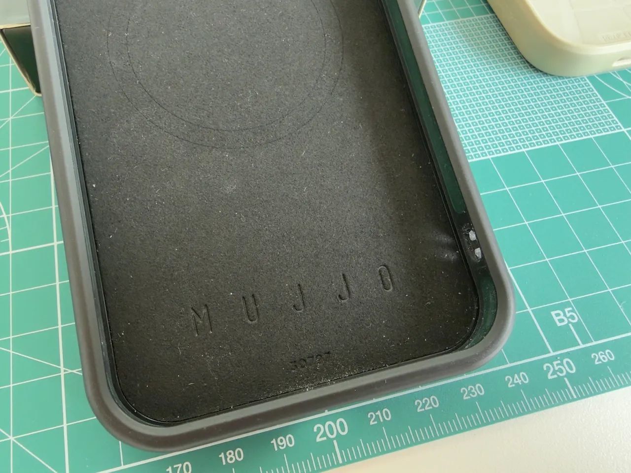 Lote com 3 capinhas para iPhone 15 Pro Max - Mujjo, Apple e Spigen - Usadas - Foto 4