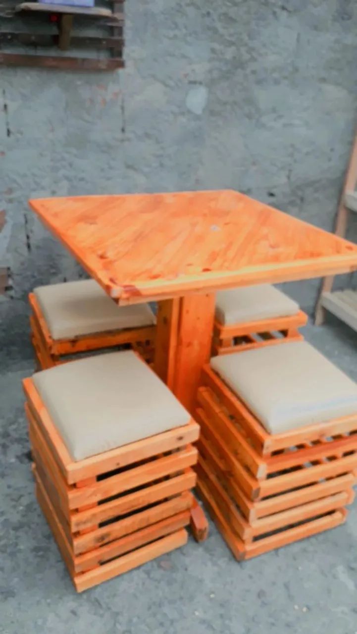 Mesa com banquinhos 