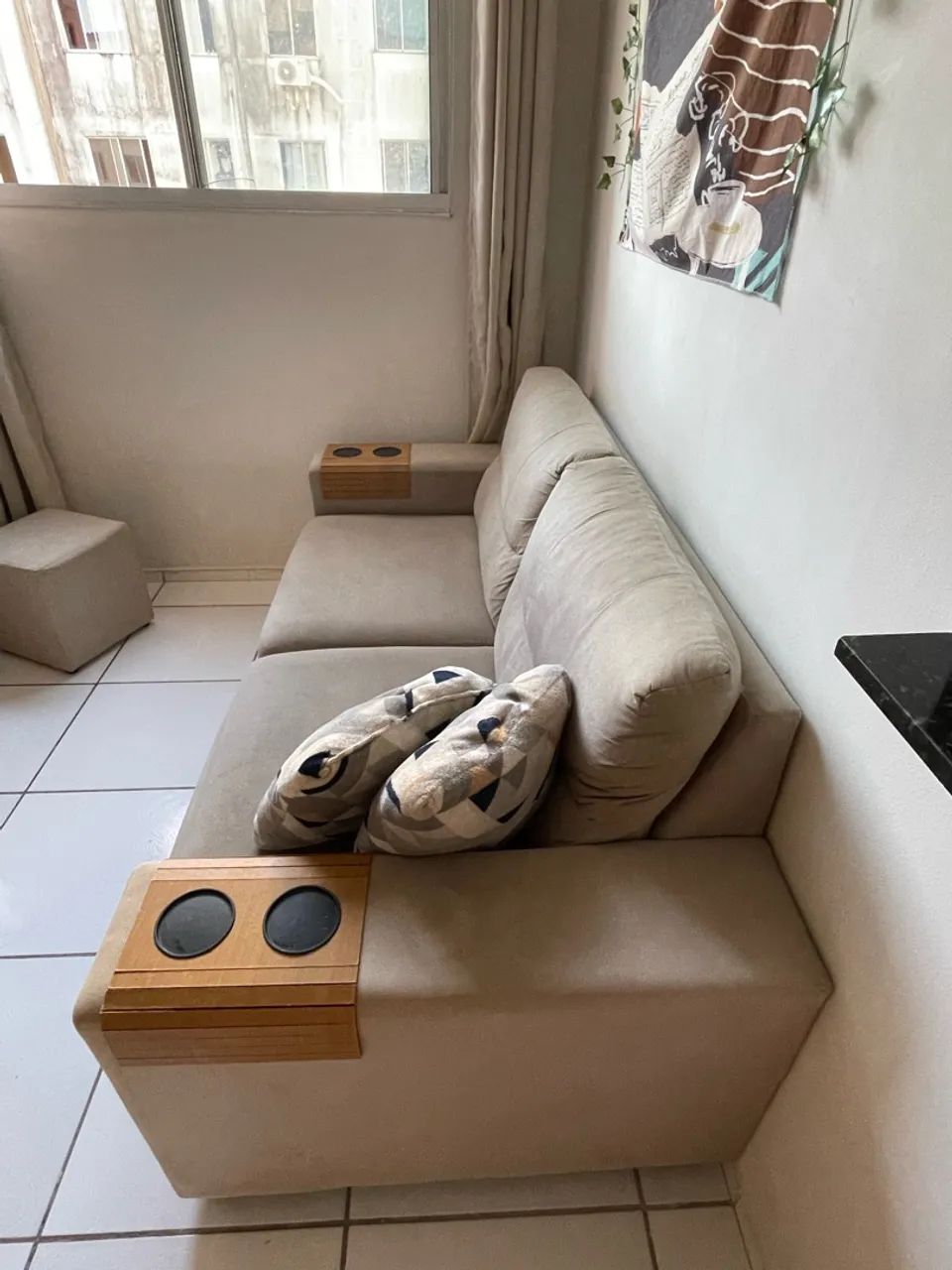 Sofá 2 Lugares Bege Suede com Apoio de Braço e Porta-Copos em Madeira - Foto 2