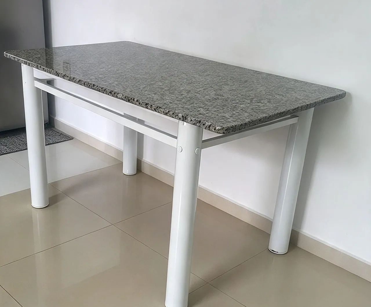 Mesa de marmore para 4 cadeiras 