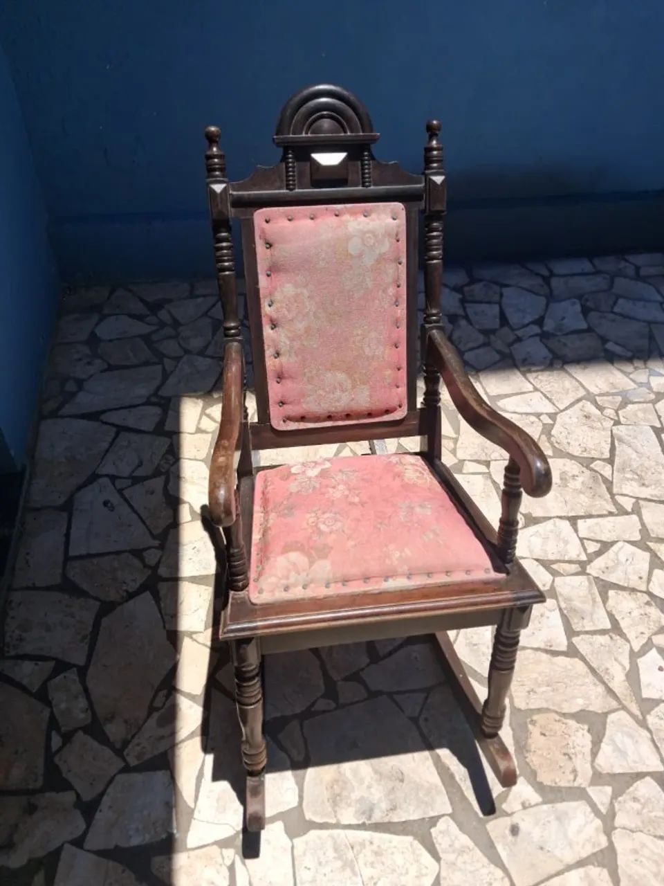 Cadeira de Balanço Antiga em Madeira Maciça - Estilo Colonial / Vintage - Foto 4