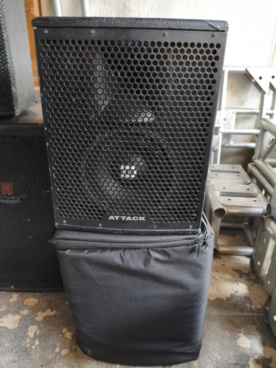 par de caixas ativas  8'' Attack   VRF 815A