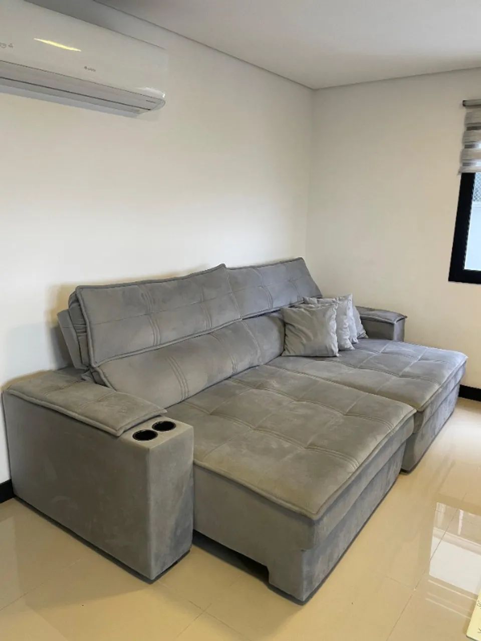 Sofá Berlim 2,90 m Retrátil Cinza-Prata com Porta-Copos