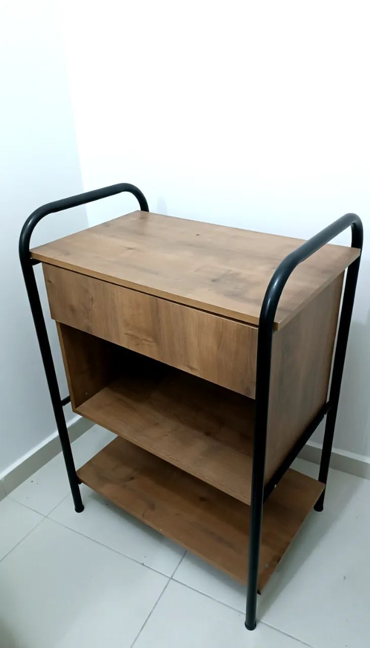 Cômoda compacta com gaveta e prateleira - estilo moderno