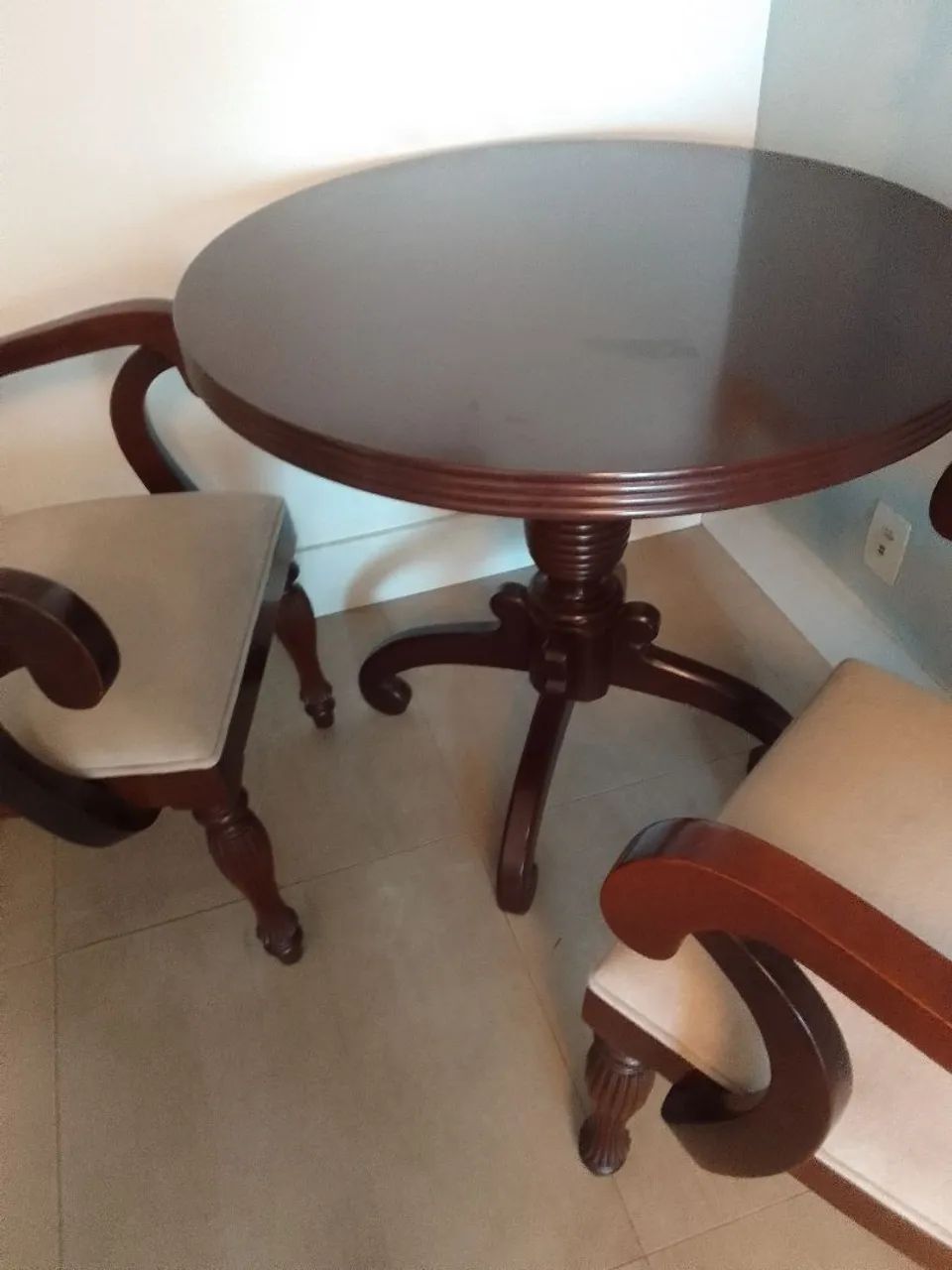 Mesa e 2 poltronas de madeira macica