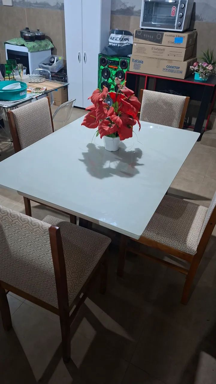 Mesa com 4 cadeiras 