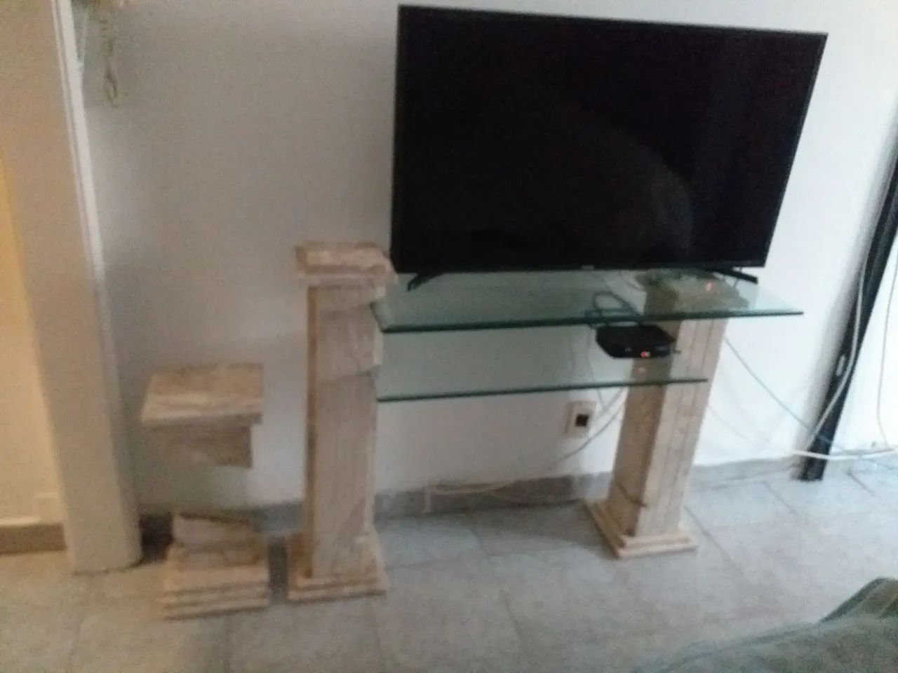Rack em mármore   para tv e  decoração. 