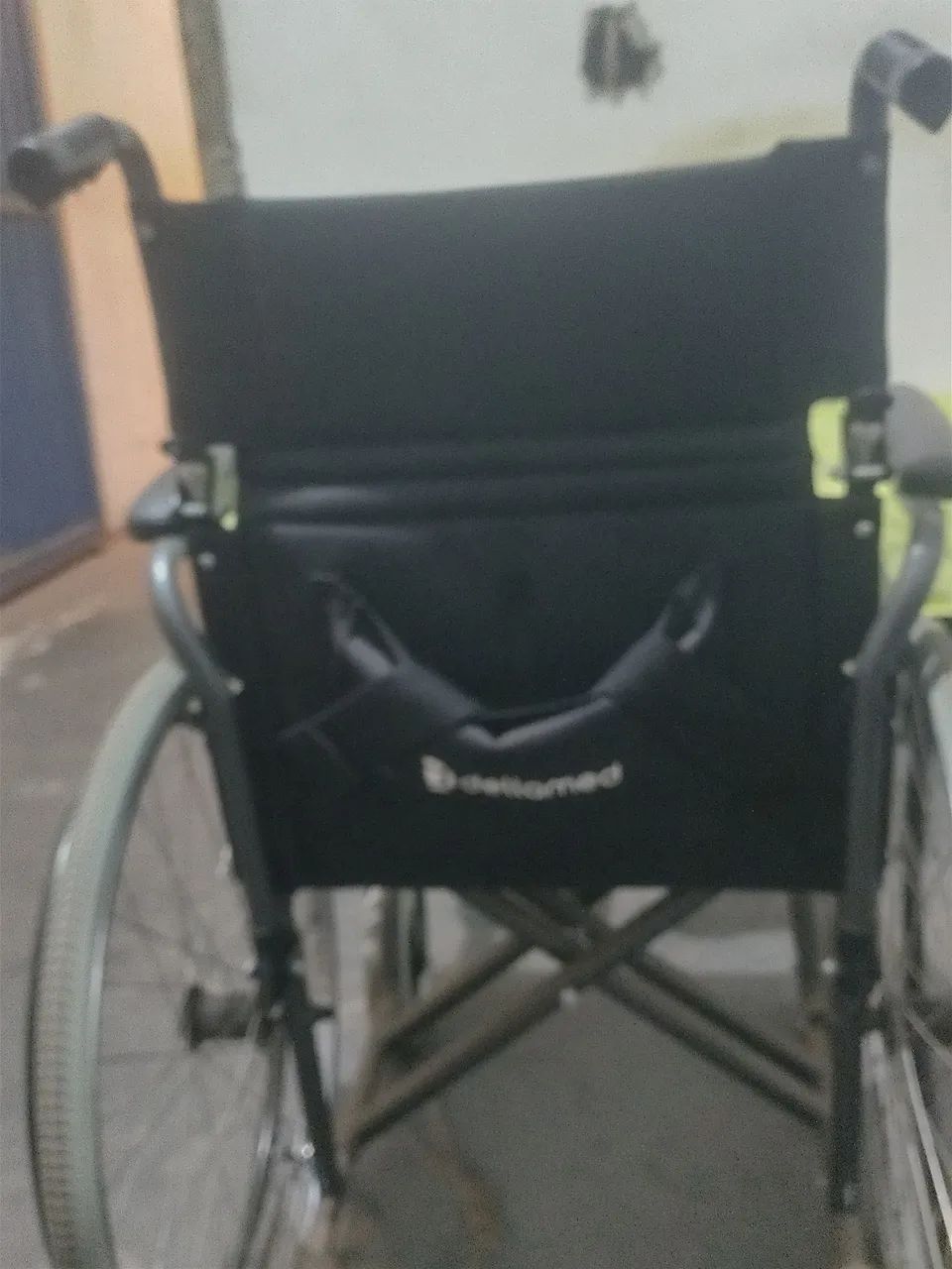 VENDO UMA CADEIRA DE RODAS SEMI NOVA....