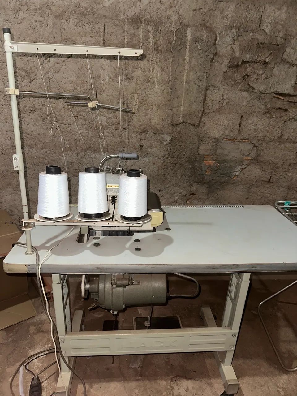 Máquina overloque singer  - Foto 4