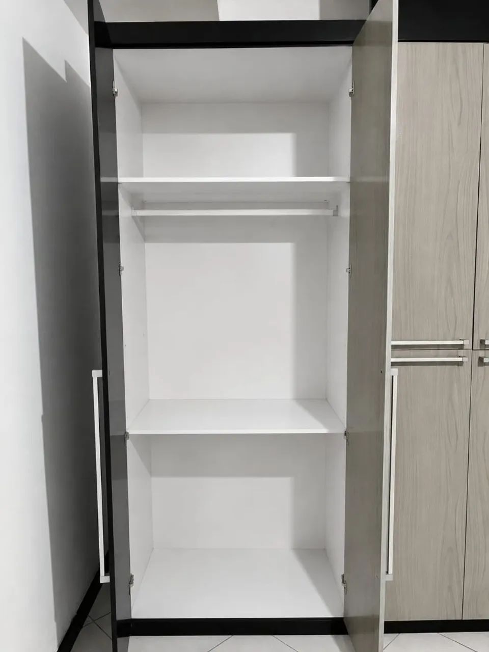 Vendo Guarda Roupas de 6 Portas - Foto 4