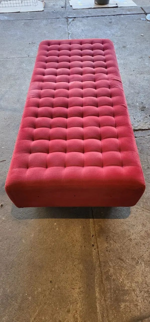 BANCO RETANGULAR VERMELHO EM SUEDE - Foto 4