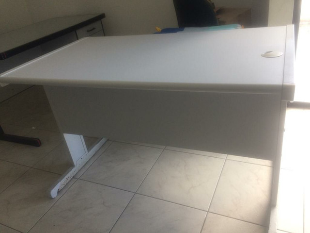 Vendo mesa de escritório e cadeiras - Foto 2
