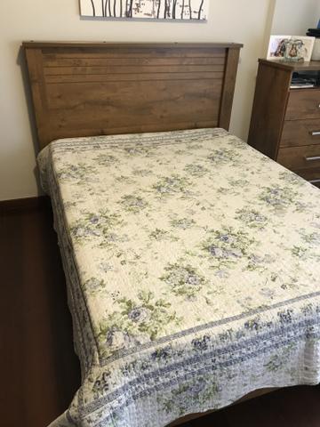 Cama de casal com colchão Ortobom + criado mudo