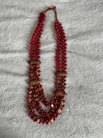 Colar vermelho