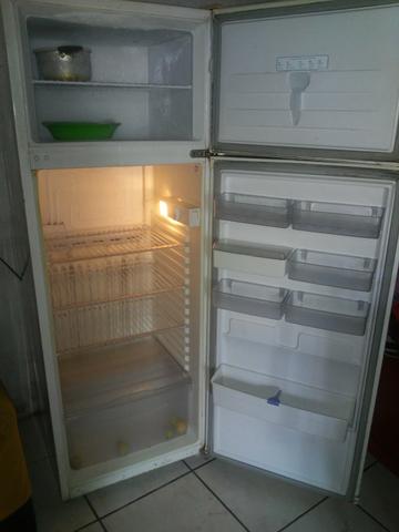 Vendo Geladeira. função degelo480$ aceito cartão de crédito - Foto 2