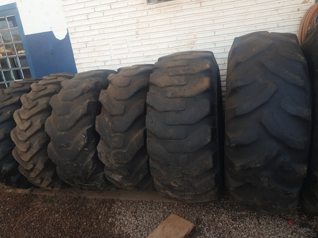 Pneu pá carregadeira 1300r24 1400 r24 17.5r25 20.5r25 23.5r25