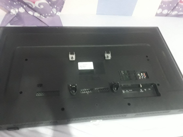 Tv smart 4k Philips 50 polegadas tela trincou retirada peças esta saindo som - Foto 3