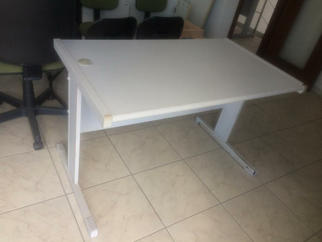 Vendo mesa de escritório e cadeiras