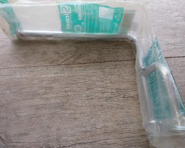 Vendo Barra de segurança p Lavatório em L Sem Uso - Foto 2