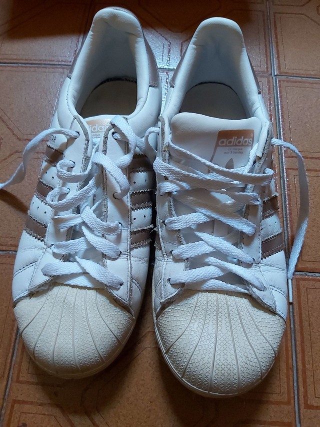 tenis superstar adidas dourado
