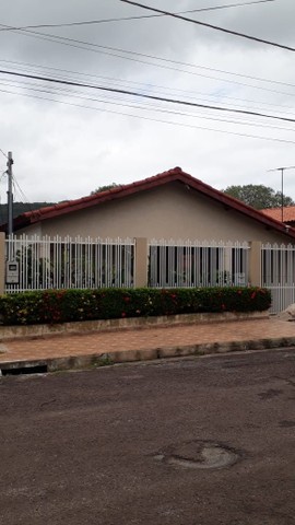 Casa com 4 quartos, área gourmet e terreno nos fundos