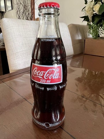 Garrafa Coca Cola retornável com líquido 200ml colecionador 