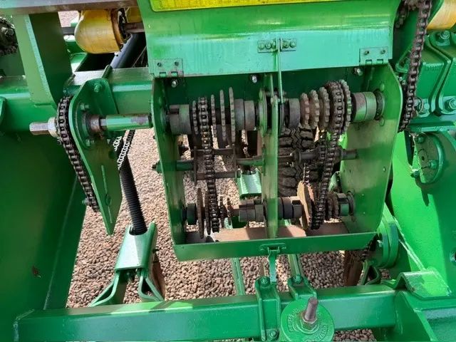 Plantadeira John Deere 1111 ano 2007, 11 Linhas  - Foto 5