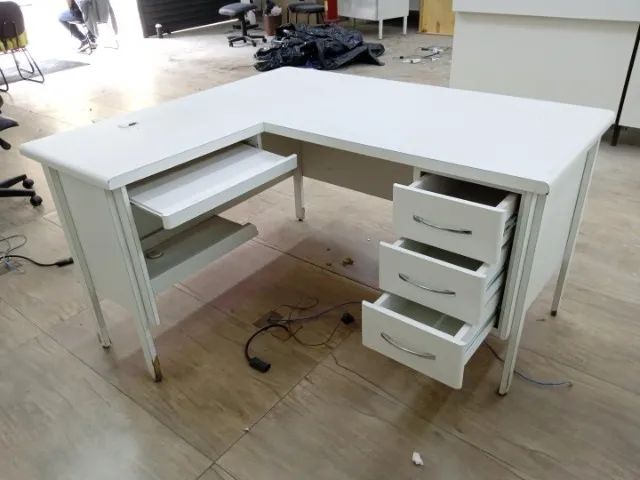 Mesa de escritório em L c/ 3 gavetas 1 prancha de correr e suporte p/ cpu em MDF Branco - Foto 2