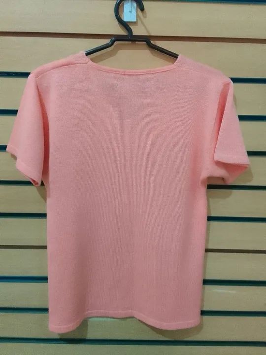 Camisa de tricô rosa com flor branca - Foto 3