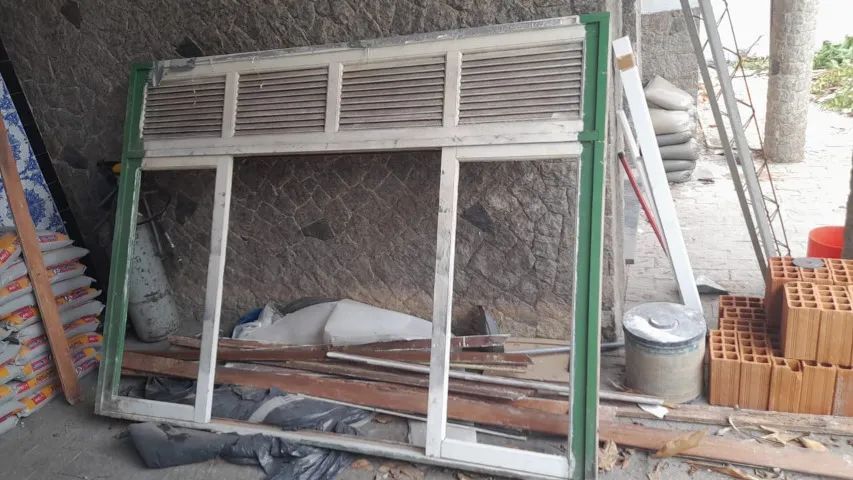 Vendo janela grande de madeira maciça