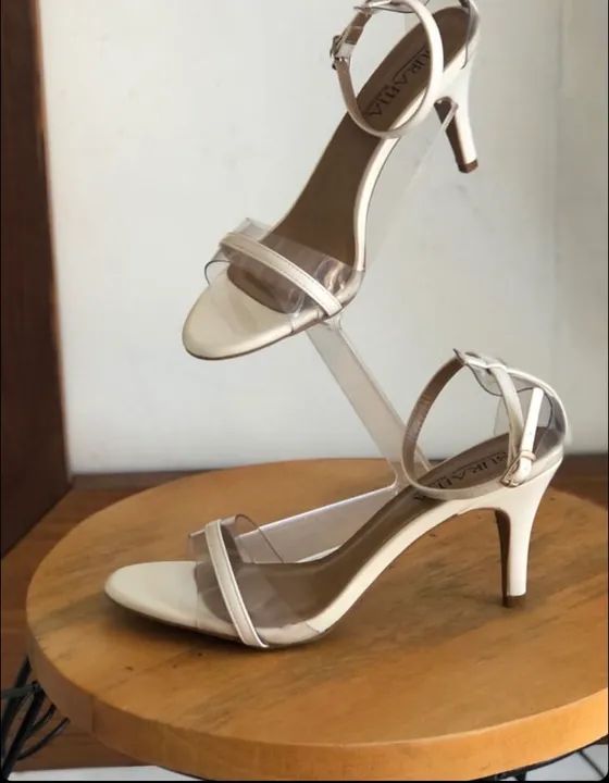 Sandália branca com transparência e com salto fino
