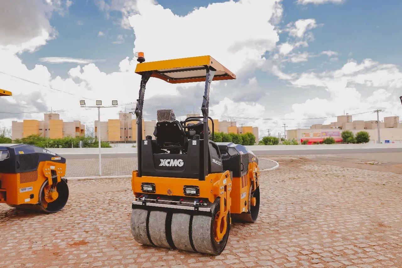 Rolo compactador de solo XCMG misto combinado. 4 ton.