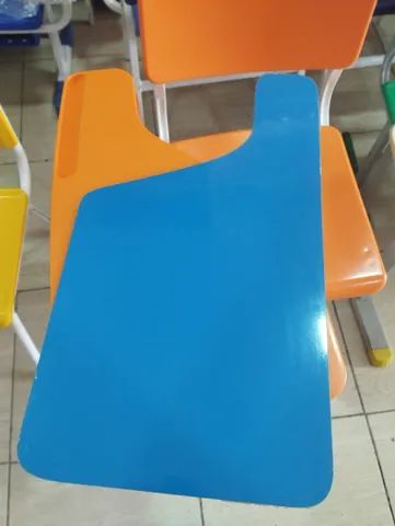 Braços de cadeiras universitárias