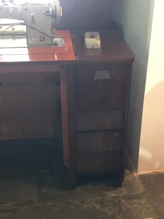 Máquina de Costura Vigorelli Antiga Com Mesa de Madeira  - Foto 3
