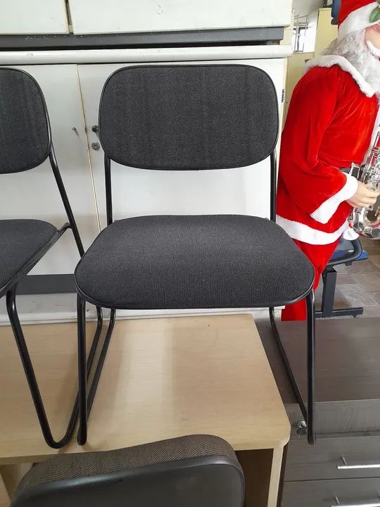 Cadeira fixa na cor cinza escur 
