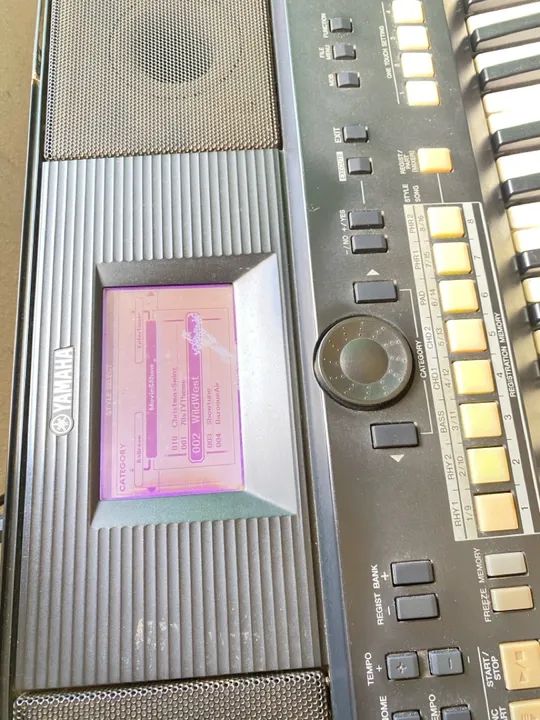 TECLADO YAMAHA PSR-S650 /TECLADO COM MESA, PEDESTAL DE MICROFONE E DE PARTITURAS