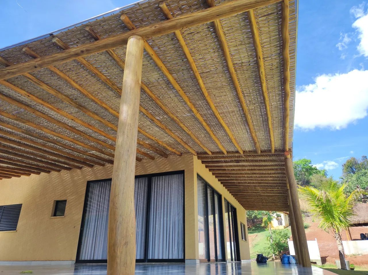 Pergolado Eucalipto tratado com cobertura bambu e policarbonato  - Foto 2