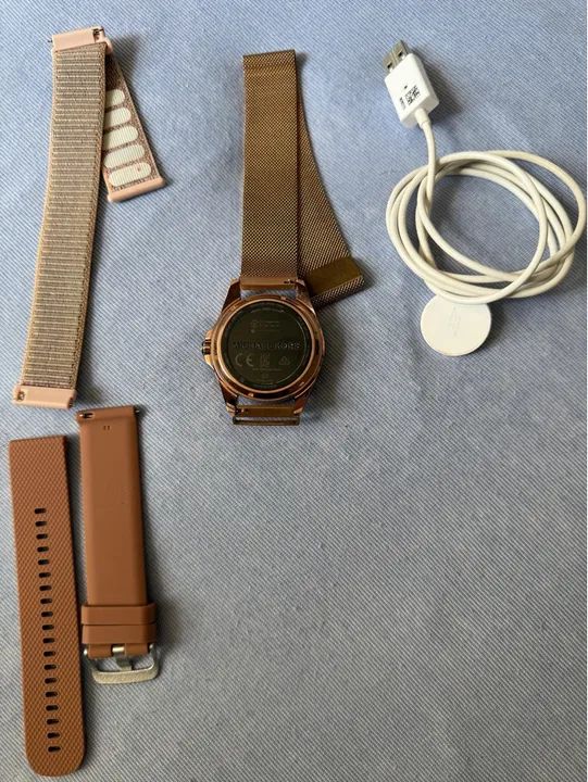 Smartwatch Michael Kors dourado com pulseira de metal - Foto 2