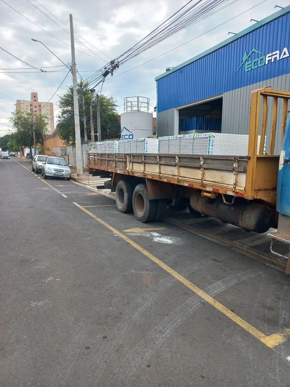 Frete  caminhão carroceria 8 mt grade baixa 