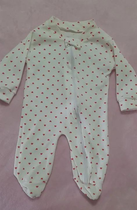 Macacão Bebê Com Zíper RN - Estampa de Corações - Com Pezinho