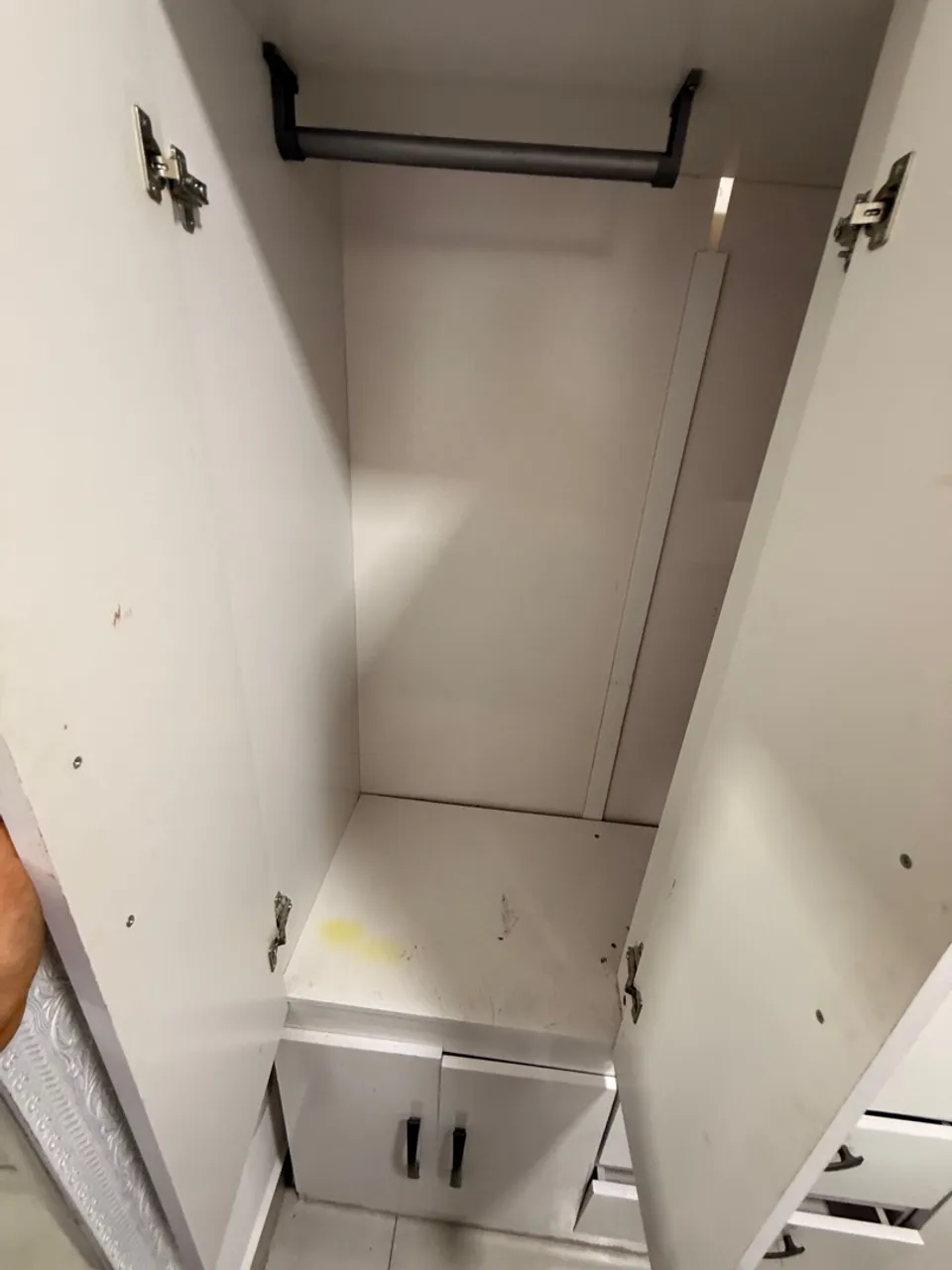 Guarda-Roupa Branco com Cabideiro
