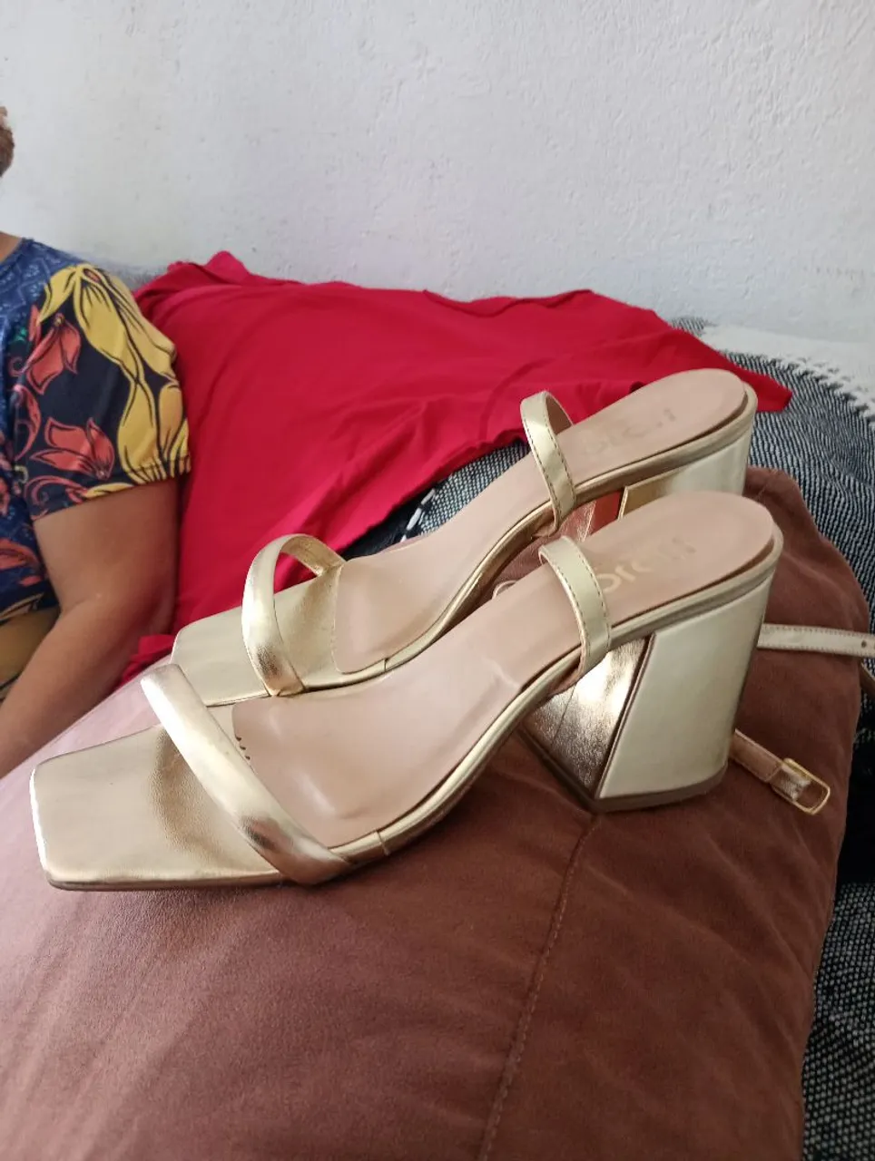 Sandálias Douradas Elegantes - Nov usada só uma vez a!