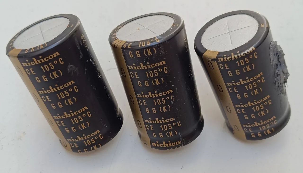 Capacitor eletrolítico Nichicon da série KG.