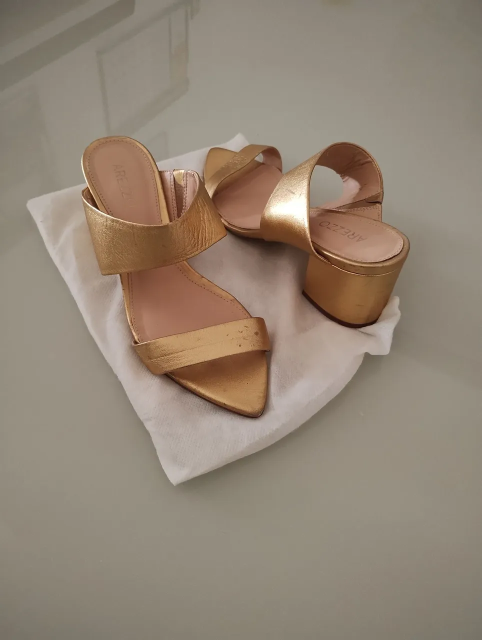 Sandália Arezzo Dourada - Elegância nos seus pés