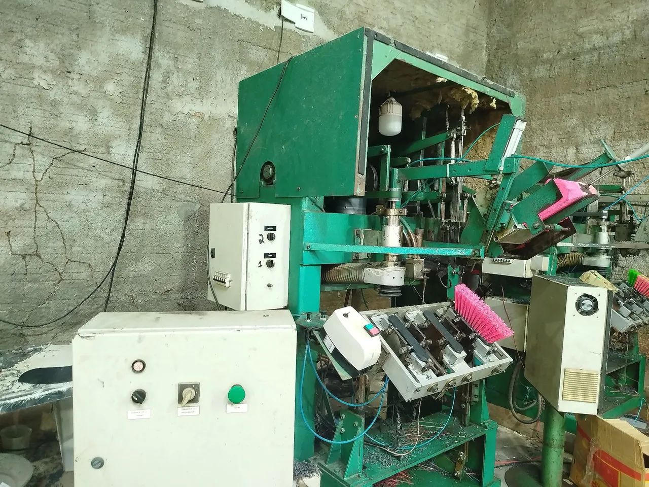 Máquinas para fábrica de vassouras e escovas de lavar roupa, com 8 máquinas. - Foto 2