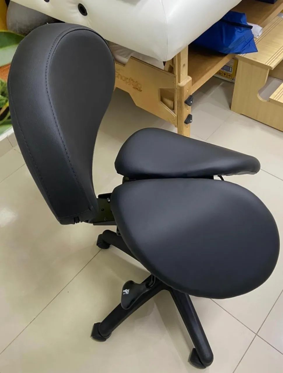 Mocho / Assento Sela Profissional Layout Medic com Encosto - Ergonômico - Foto 2
