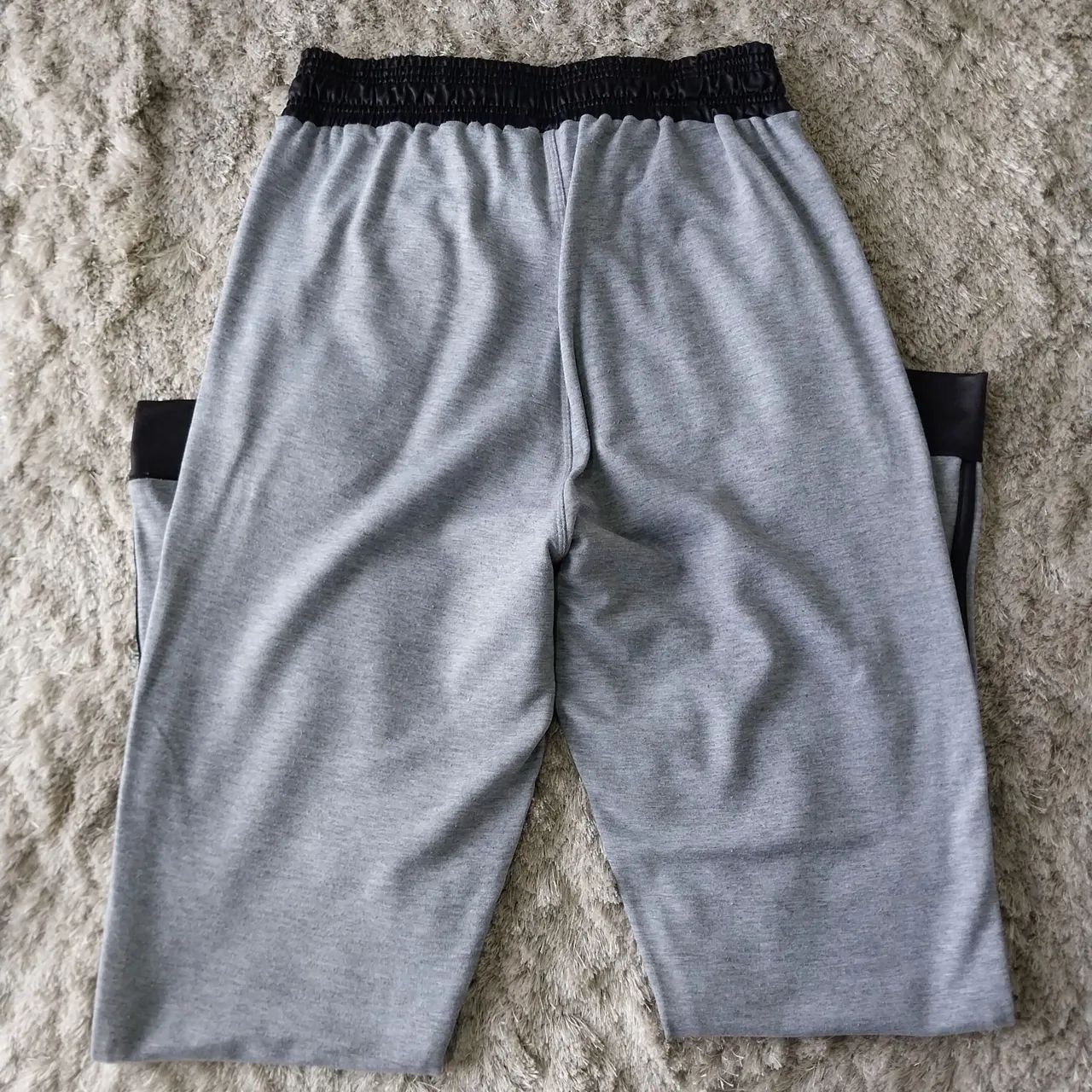 Calça de Moletom Cinza com Detalhes Pretos - Foto 2